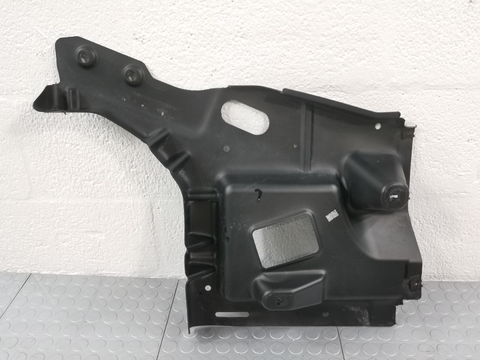 17-20 MASERATI Levante FRONT LEFT DRIVER SIDE TRAY COVER TRIM