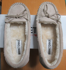 New in Box Minnetonka 7M Stone Womens Slip On Moccasin 40525 Tan Hard Soles