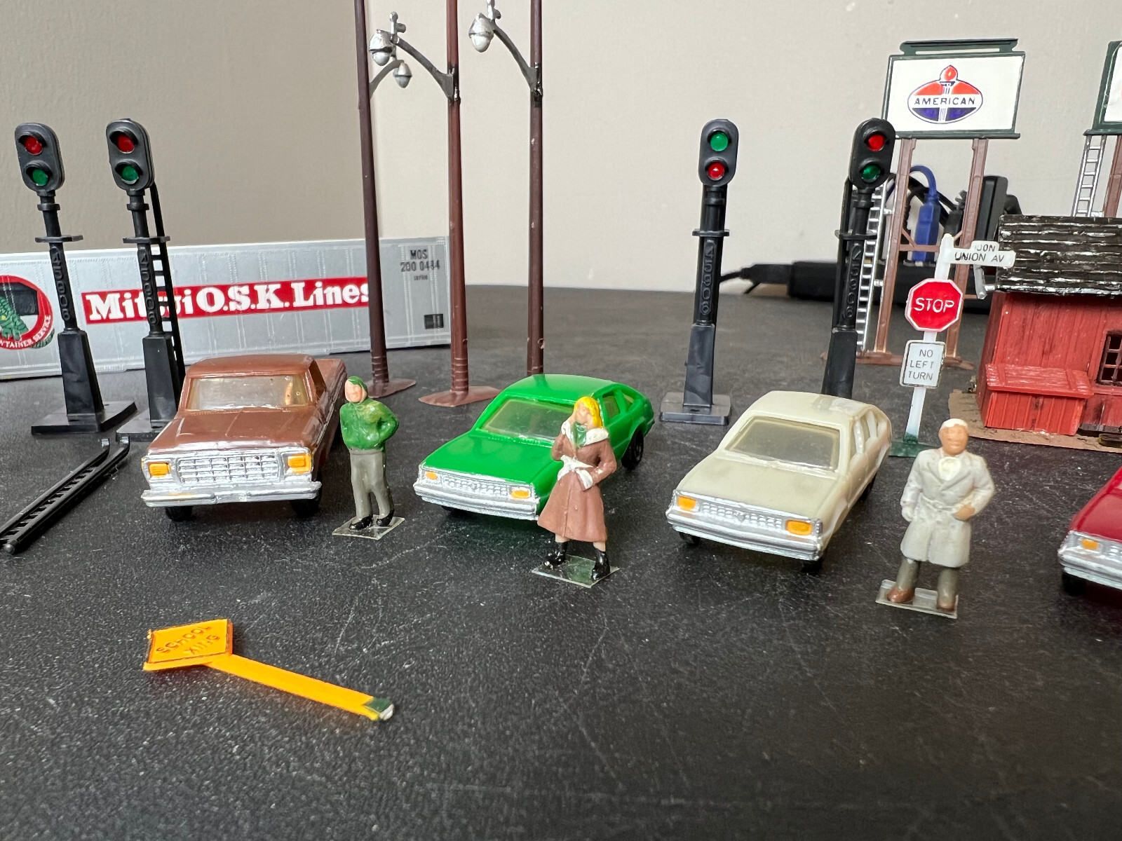 HO Train Accessories Lionel Semi, Automobiles, People, Building, Few