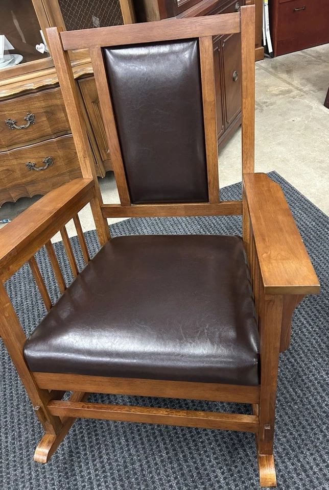 Fabulosa mecedora de cuero y madera Foto 2 de 4