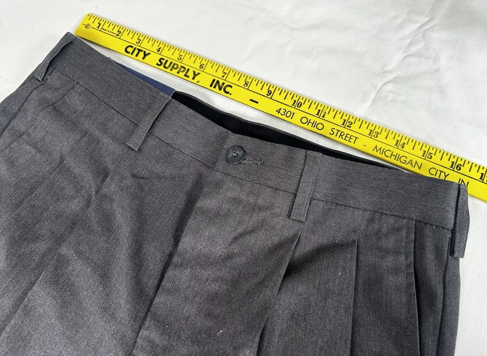 Pantalones de vestir Croft & Barrow de fácil cuidado calce clásico plisados gris caqui para hombre 33X32 Foto 2 de 4