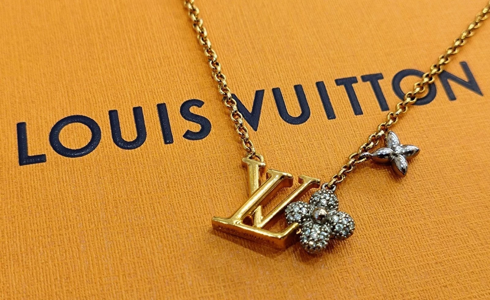 LOUIS VUITTON（LV） Collana Louis Vuitton LV Glam Pandant Oro M01265