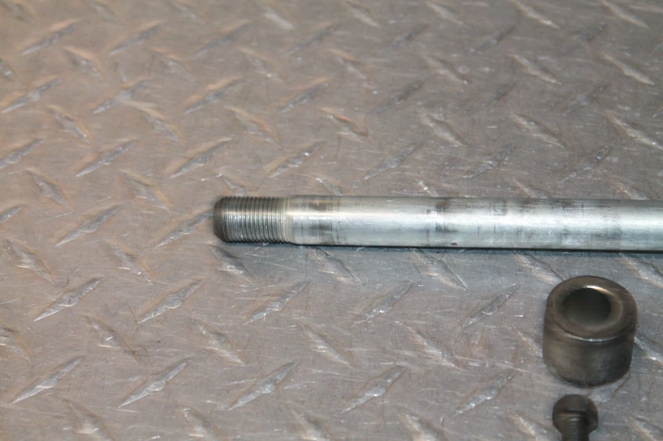 01 Suzuki Savage 650 Boulevard S40 Juego de ajuste de espaciadores de eje de rueda trasera OEM Foto 3 de 4