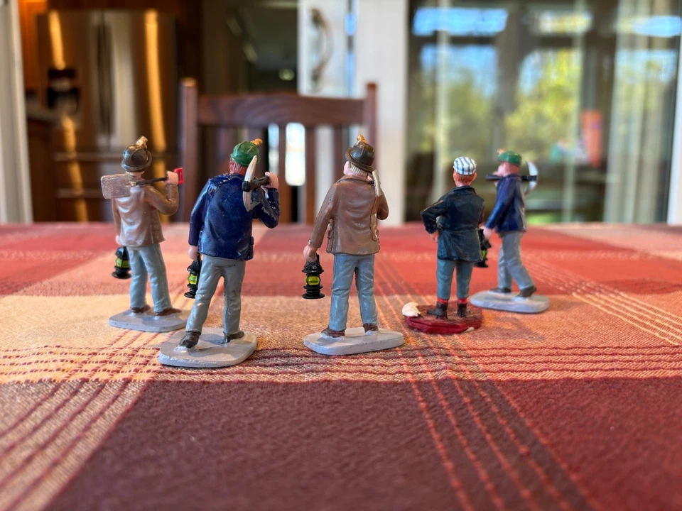 LEMAX CONSTRUCTION OR RAILROAD WORKERS, 5 FIGURINES - Image 3 of 3