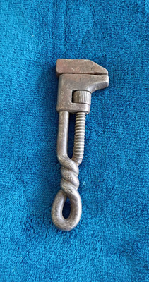 VINTAGE 5'' MONKEY PIPE WRENCH W/ TWISTED HANDLE ANTIQUE HAND TOOL.