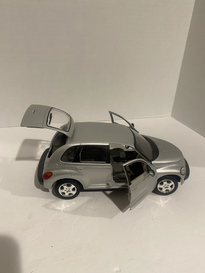 Vintage Maisto Daimler Chrysler PT Cruiser Silver 1/18 Scale DieCast Wagon Car - Image 3 of 4