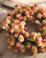 Artplants KüNstlicher Hopfenkranz Mabila Mit Ilexbeeren, Orange, Ø40Cm