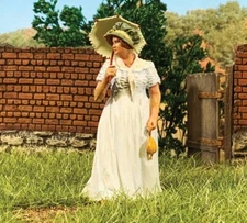 BRITAINS VILLAGE GREEN 35016 MRS. SIMMONS A WOMAN OF FASHION 1815