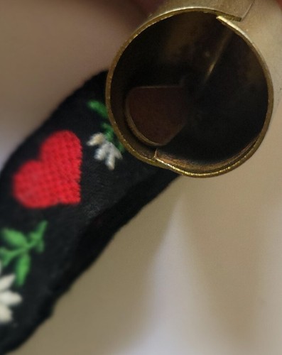 Llavero floral bordado de colección con campana de vaquero de 5" de colección - Imagen 2 de 4