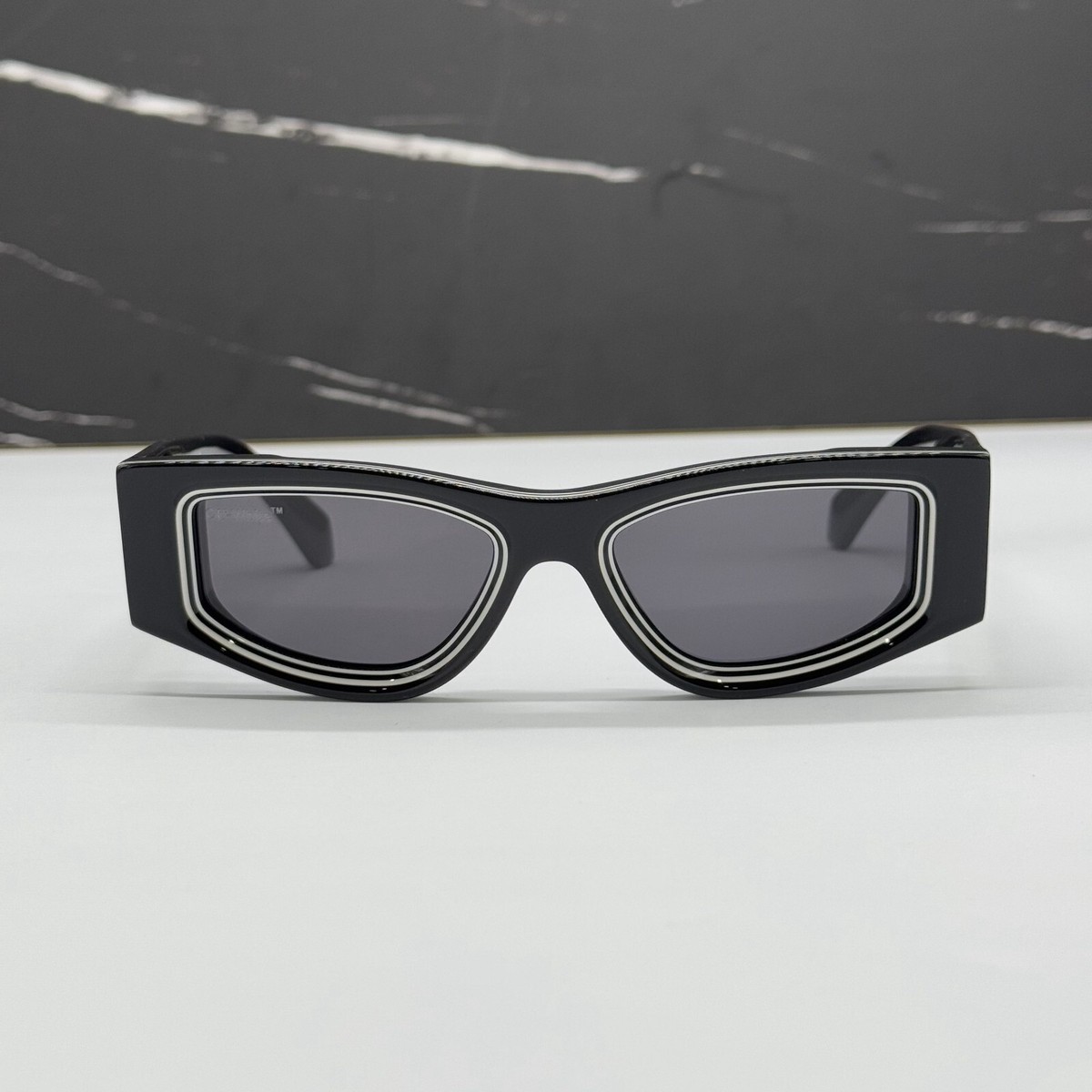 新品未使用 OFF-WHITE CAT EYE SUGLASSES BLACK NEW OFF-WHITE SUNGLASSES, BLACK WHITE CAT EYE SUNGLASSES OFF