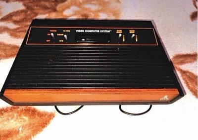 Atari 2600 Heimkonsole CX-2600 PAL RF, Schwarz/Holzoptik (VCS)