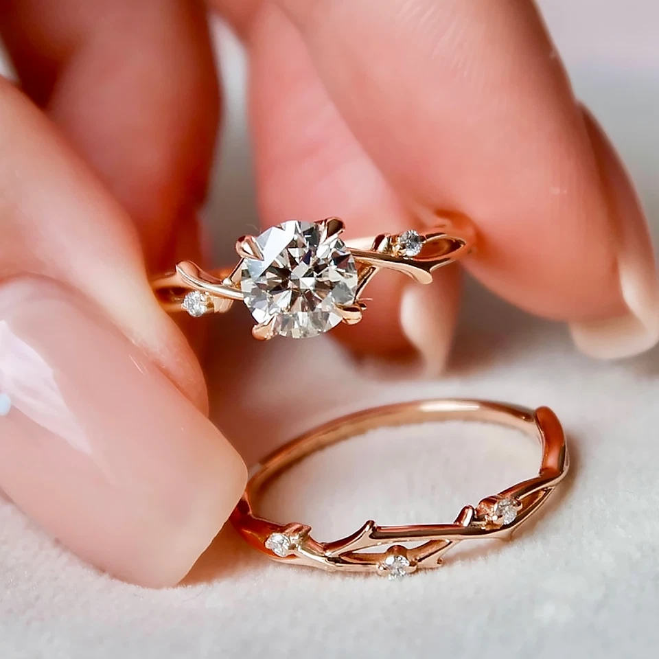 Juego de anillos de boda de oro rosa de 18k cultivados en laboratorio redondos de diamante certificado IGI de 1,75 quilates Foto 2 de 4