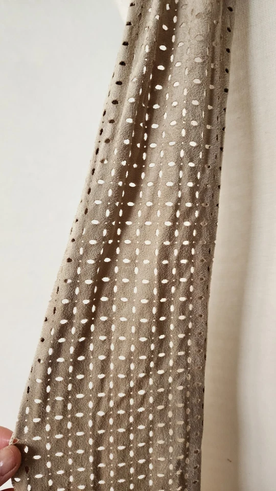 Cachecol Anthropologie leve camurça magra corte a laser franja transparente boho - Imagem 3 de 4