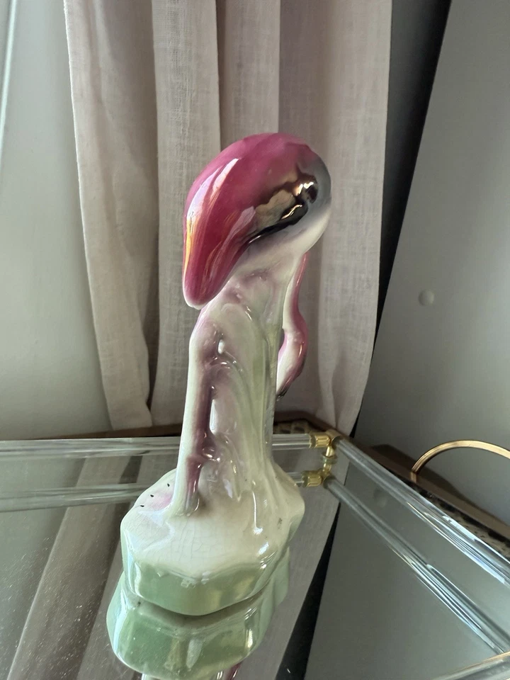 Estatuilla vintage de esmalte iridiscente flamenco rosa cabeza abajo Art Deco mediados de siglo Foto 3 de 4