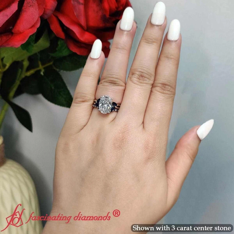 Juego de anillos nupciales con detalles de diamantes de laboratorio ovalados de 3 quilates y zafiro azul en oro de 14 quilates Foto 2 de 4