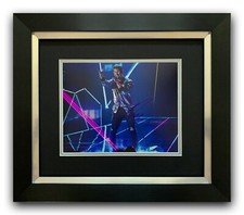 NICK JONAS HAND SIGNED PHOTO FRAMED DISPLAY - JONAS BROTHERS AUTOGRAPH.
