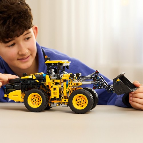 LEGO Technic Volvo L120 Electric Wheel Loader (42209) - Picture 3 of 5