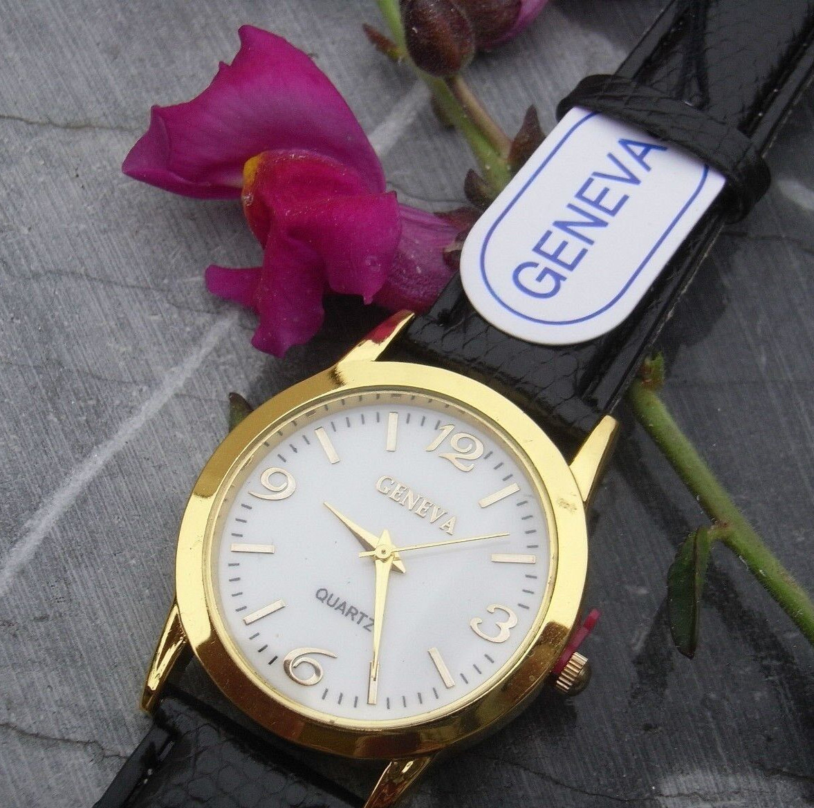 Montre vintage dorée dame Geneva pour accessoiriser une tenue chic de soirée