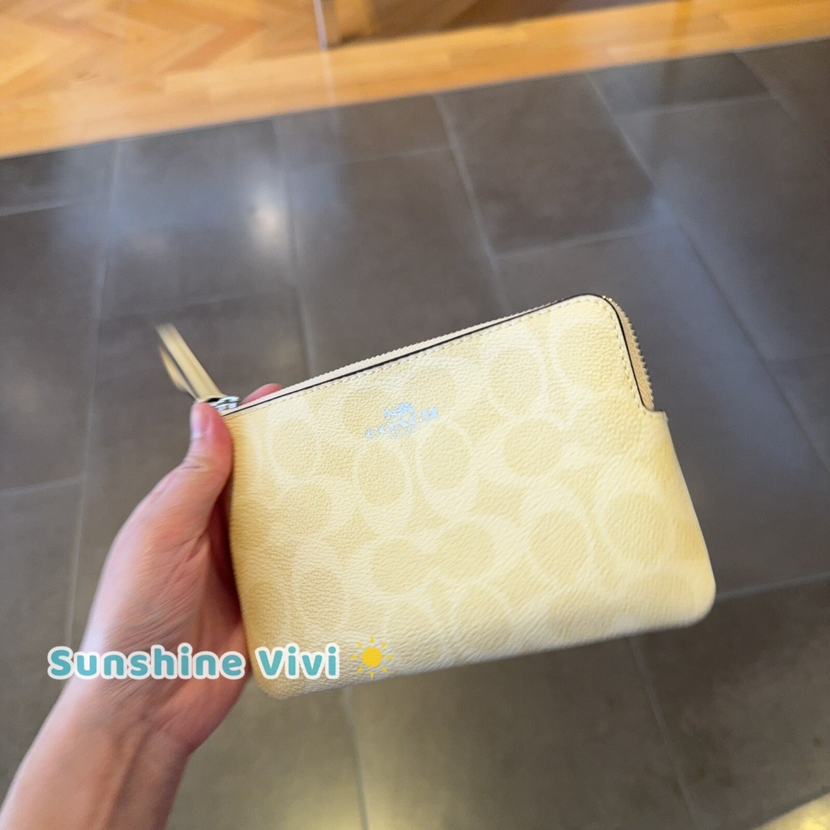 【こなつ】 NWT Coach CAQ75 Corner Zip Wristlet In Signature Canvas Silver/Hay