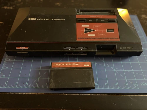 Sega Master System con un juego. La luz se enciende pero no se ha probado. Solo consola y juego