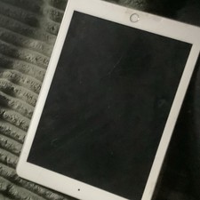 Apple iPad Series 9.7 in Tablet 128GB Wi-Fi 4GB RAM Silver
