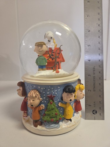 2005 HALLMARK KEEPSAKE A CHARLIE BROWN CHRISTMAS MUSICAL SNOW GLOBE