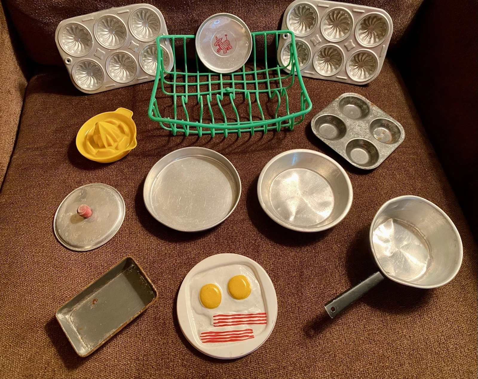 Vtg Baking Toy Lot: Aluminum Daisy Cupcake Pans, Juicer, Pie Plates, DishDrainer