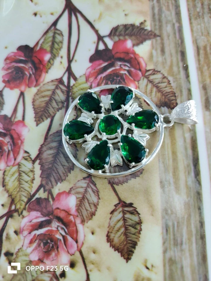 Colgante redondo de diopsido cromado hecho a mano - Piedra preciosa verde natural enchapada en plata Foto 2 de 2