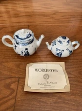 Bundle Of 2 Franklin Mint 1985 Victoria & Albert Museum Mini Teapots