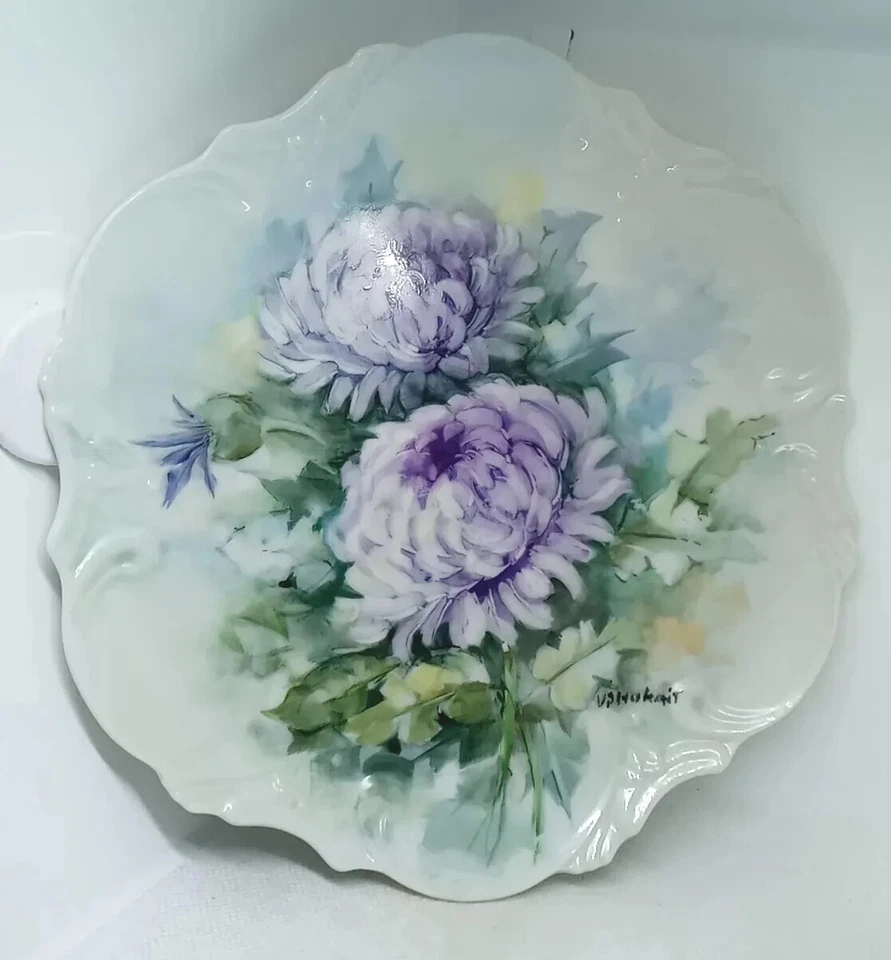 Placa de 2 crisantemos morados de porcelana pintada HD de colección firmada. Colgante/montaje Foto 2 de 4