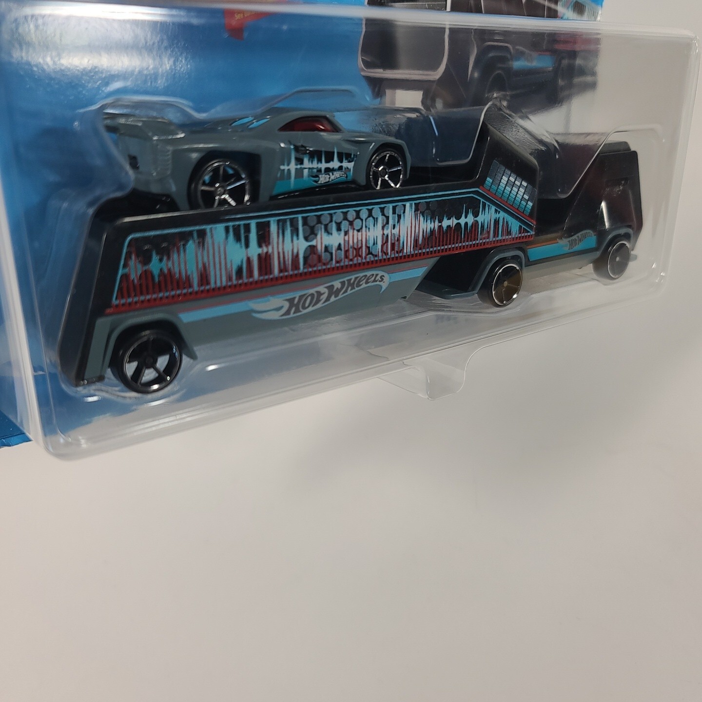 Hot Wheels Park 'N Play with Detachable Trailer and Matching Car and Sound Boost