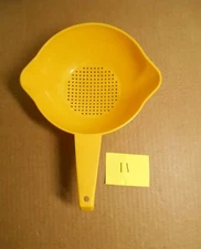 Tupperware #1200 1 Quart Yellow Strainer Colander with Handle Kitchen Tool Y11