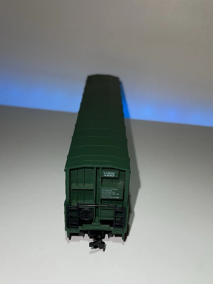 Life-Like HO Scale Weyerhaeuser Lunx 4687 Thrall Door Boxcar #08985 - Image 3 of 4