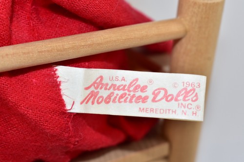 VINTAGE ANNALEE MOBILITEE CHRISTMASMR & MRS CLAUS IN WOODEN ROCKING CHAIR - Picture 9 of 9