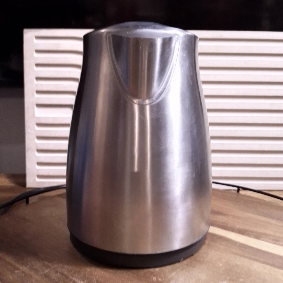 Hervidor eléctrico inalámbrico Breville BKE450XL 1,7 L de acero inoxidable  Foto 3 de 4