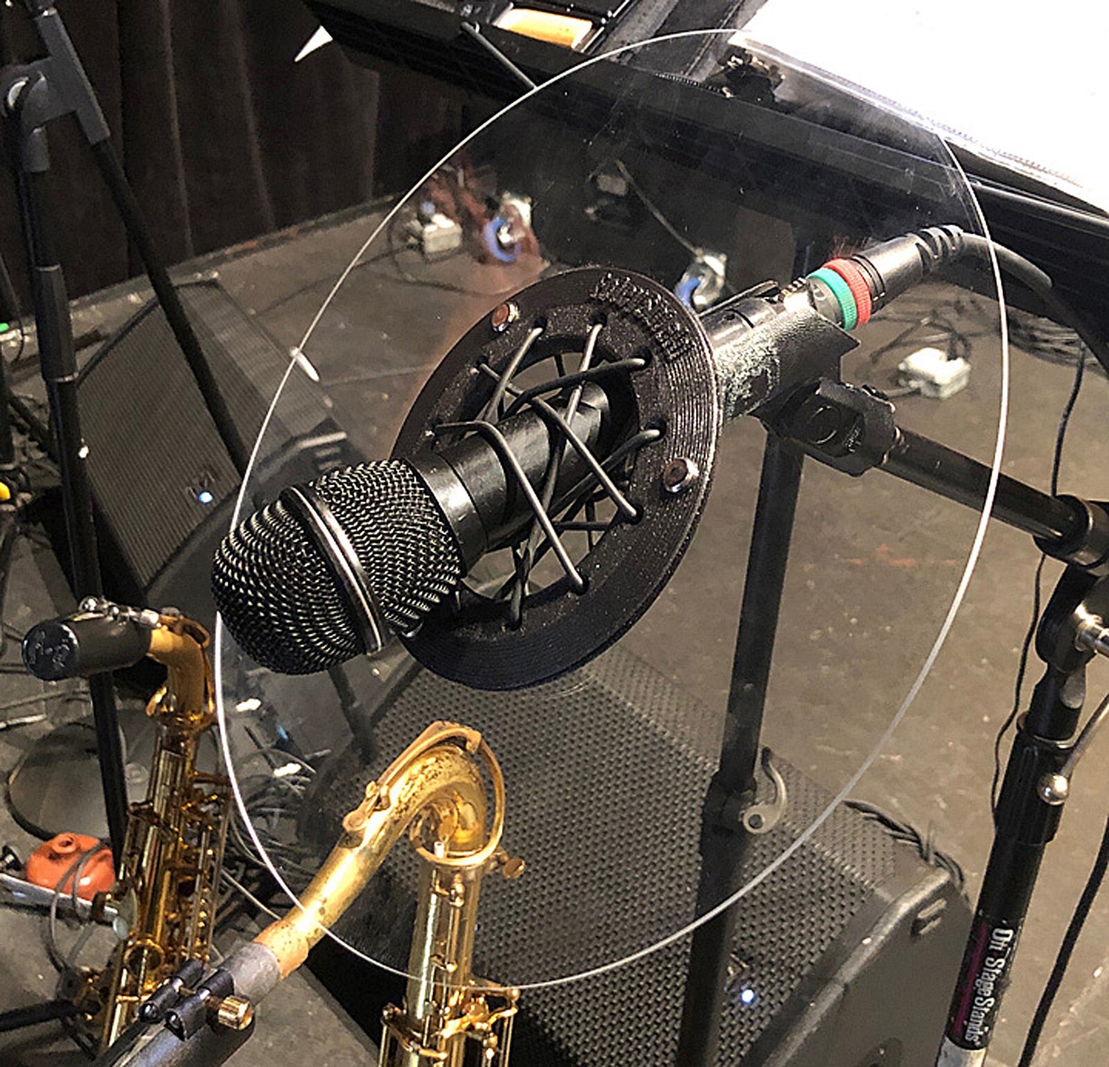 Trumpet, sax mic reflector shield II for live sound monitoring, fits