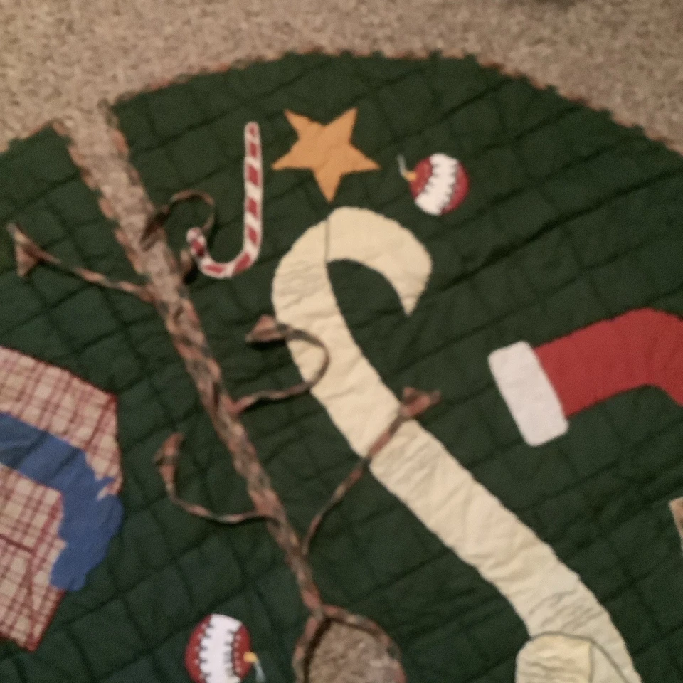 Falda de árbol Country Mountain Santa acolchada con retazos 51”. Patch Magic Group Foto 2 de 4