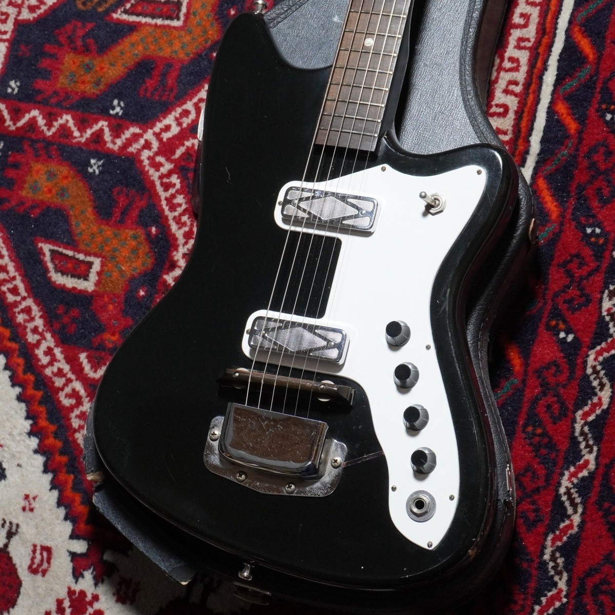 ギター Silvertone 1476 Bobkat BLACK Amazon.com: Silvertone 6 String Solid-Body Electric Guitar