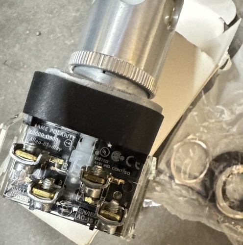 NEW ALLEN-BRADLEY 800T-QA24W ILLUMINATED PUSH BUTTON WHITE LENS W/ GUARD 800-XA - Picture 6 of 9