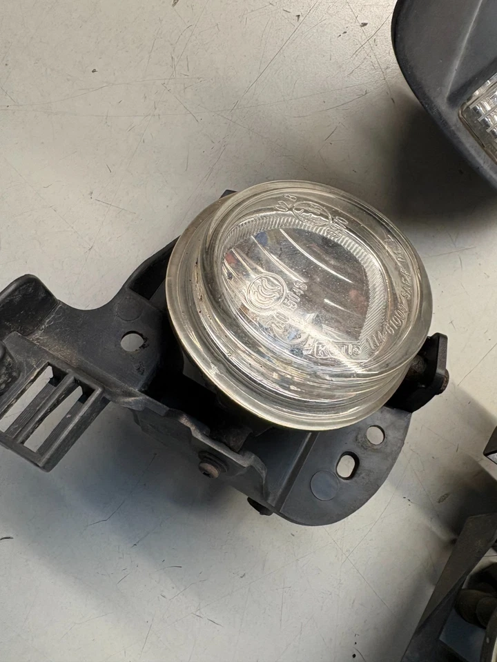 Mazda CX-7 2.3T 2007 Frontgitter Nebelscheinwerfer Links + Rechts E221-51070 - Bild 3 von 4