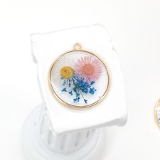4PCS Gold Tone Real Dry Pressed Flower Resin Round 30mm Charm Pendant GXE1409