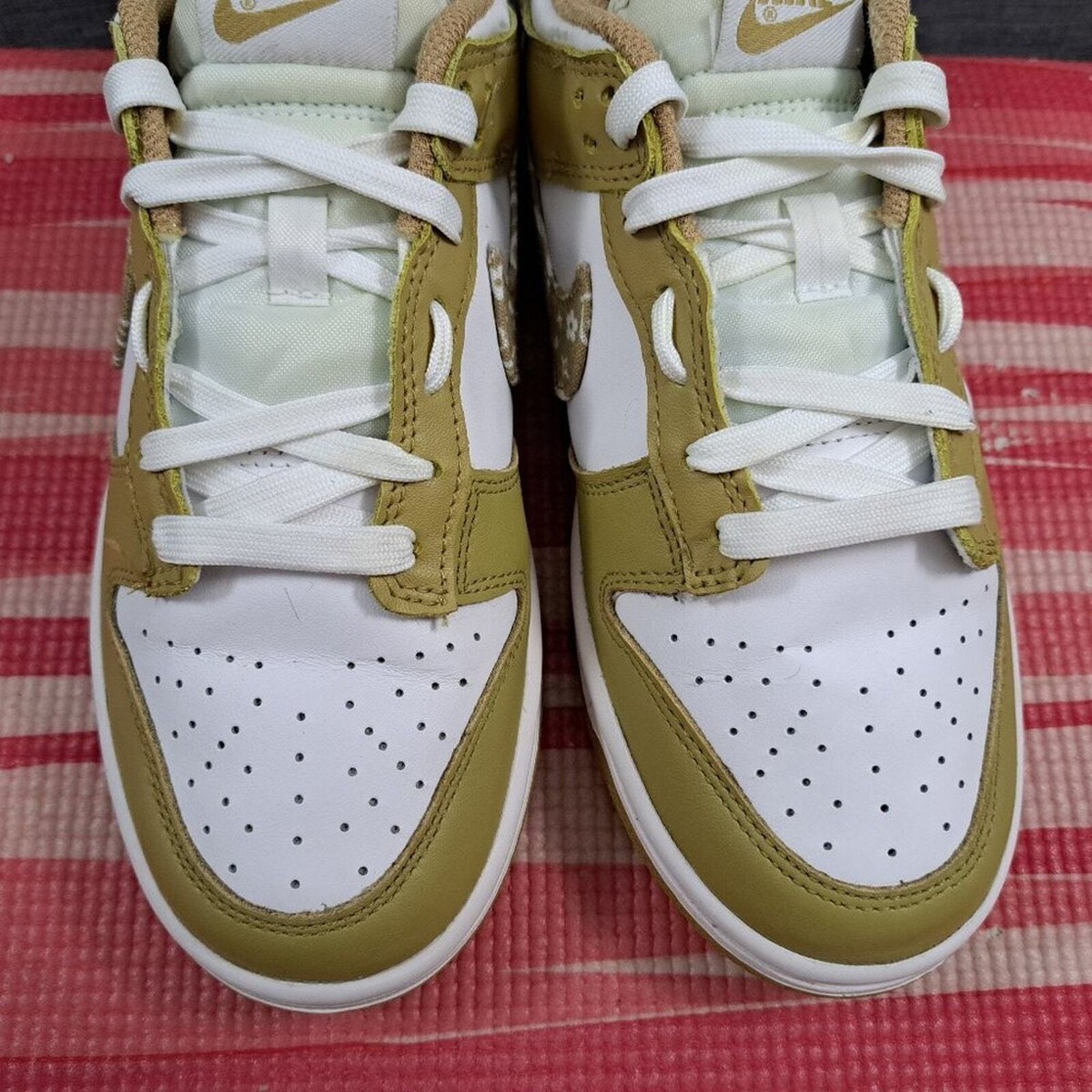 靴 Nike WMNS Dunk Low ESS \"Barley Paisley\" Nike Dunk Low Womens Barley Paisley DH4401-104 | SneakerNews.com