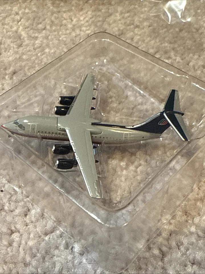 GeminiJets Emirates Airlines a380 NBA librea 1:400 y United Express Bae146 Foto 4 de 4