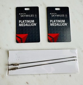 DELTA PLATINUM MEDALLION ネームタグ メタル製2枚セット デルタ航空