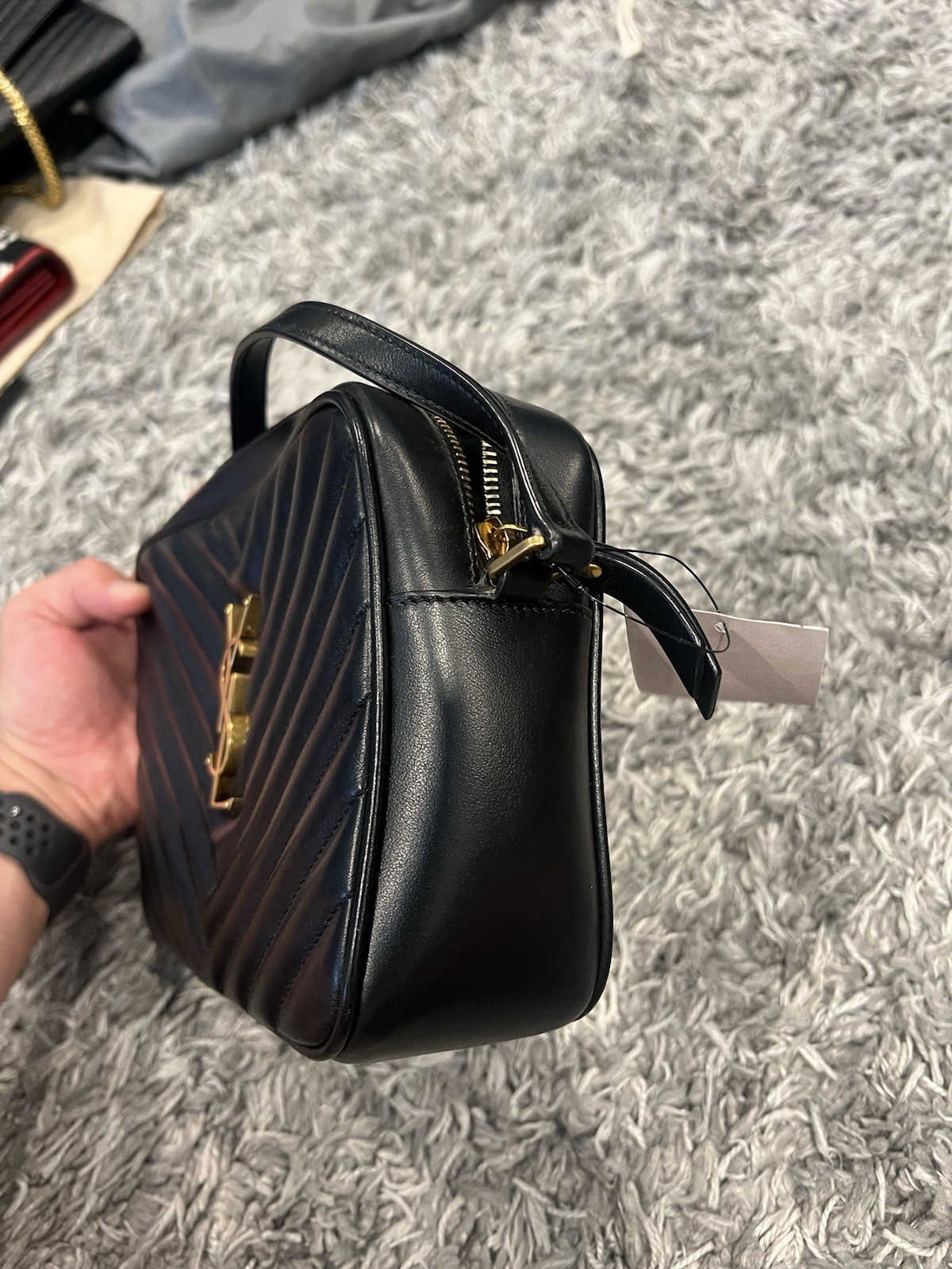 Saint Laurent Matelasse Borsa per fotocamera media monogramma Lou in pelle di vitello Nera