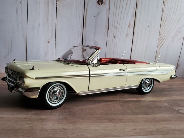 modello di auto 1:18//Sun Star CHEVROLET Impala Convertible 1961 beige