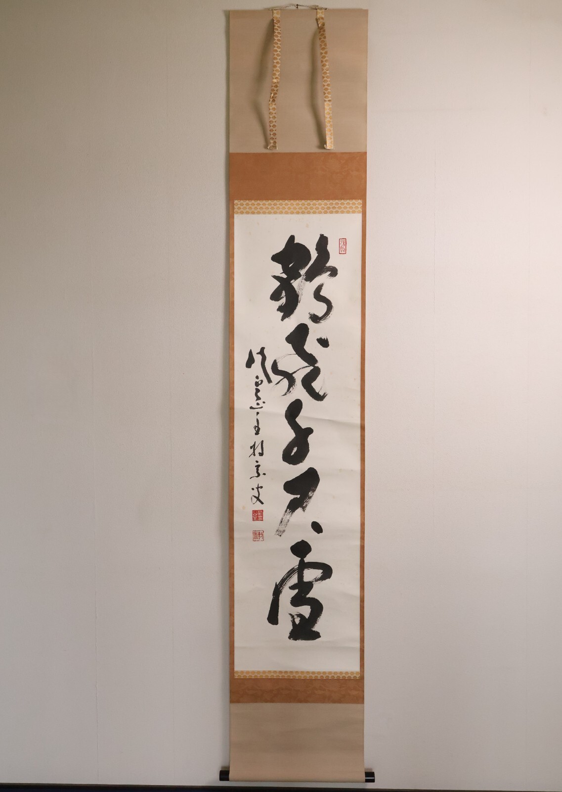 Pergamino colgante japonés Una grúa se eleva a altura nevada KAKEJIKU por Bokushu Soju