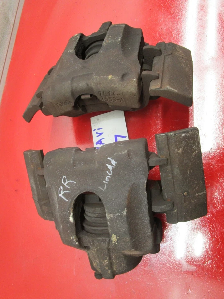 07-09 Juego de pinzas de freno traseras izquierda/derecha Lincoln Navigator Ford Expedition OEM Foto 2 de 4