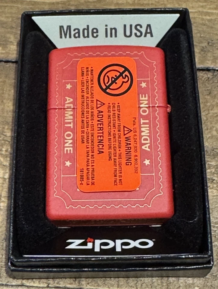 Encendedor de bolsillo Zippo Cinema Ticket Design rojo mate a prueba de viento, 233-086860 Foto 2 de 4