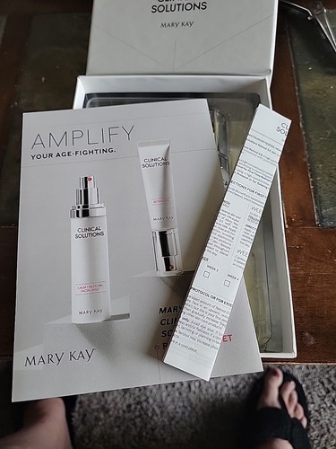 Mary Kay Clinical Solutions Retinol 0.5 Set + Calm Restore Facial Milk Box Set - Picture 2 of 5